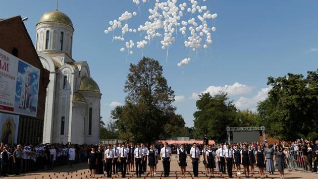 Pupils release balloons during a ceremony marking the 15th anniversary of the deadly school siege in the town of Beslan, Russia. (Eduard Korniyenko / REUTERS) 