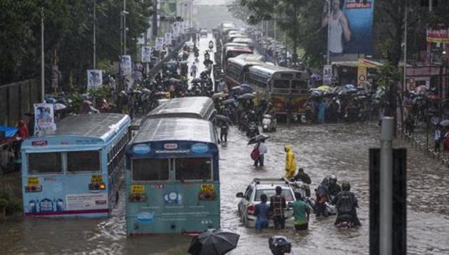 Thousands of commuters were stranded at railway stations, municipal schools, or in their offices as the city came to a standstill on Wednesday.(Pratik Chorge/HT Photo)