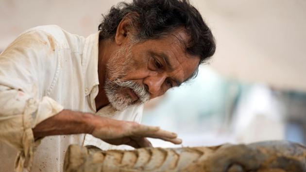 FILE PHOTO: Mexican graphic artist Francisco Toledo works on his sculpture 'La Lagartera', a 24.5 metre long giant reptile made of steel and plaster, in Monterrey, Mexico July 18, 2008. REUTERS/Tomas Bravo/File Photo(REUTERS)