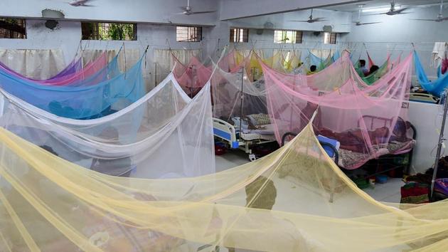 Patients suffering from dengue fever receive treatment at the Shaheed Suhrawardy Medical College and Hospital in Dhaka, Bangladesh. (Munir uz Zaman / AFP) 