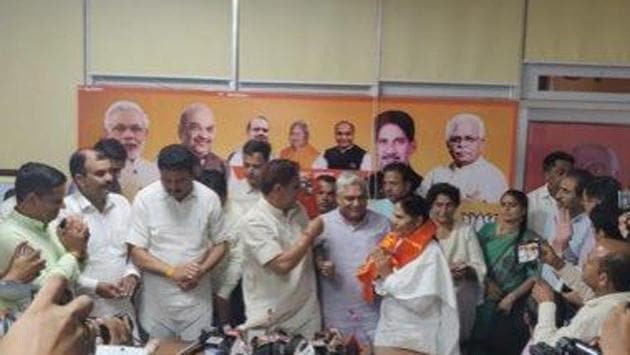 Congress Haryana Women’s Wing Chief Sumitra Chouhan joins BJP. (Twitter/Sumitra Chouhan) Congress Haryana Women’s Wing Chief Sumitra Chouhan joins BJP. (Twitter/Sumitra Chouhan)
