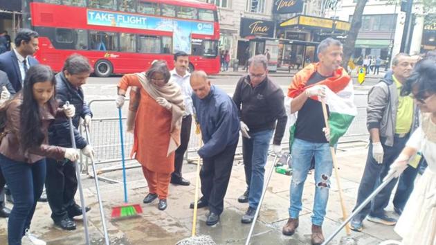 Indian HC to the UK, takes up a cleaning drive with other Indians living in the UK outside India House, London.(HT PHOTOS/Prasun Sonwalkar)