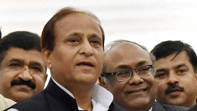 The Rampur police on Friday pasted a court notice on the house of Samajwadi Party leader Azam Khan, asking him to appear before the court on September 11.(PTI)