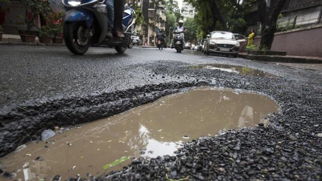 Even as the entire city is having a tough time manouevring its way around the potholes that have surfaced after the heavy rain, the Brihanmumbai Municipal Corporation (BMC) claims it has only received 112 complaints on its mobile app on Tuesday and Wednesday. (Satish Bate/HT Photo) Even as the entire city is having a tough time manouevring its way around the potholes that have surfaced after the heavy rain, the Brihanmumbai Municipal Corporation (BMC) claims it has only received 112 complaints on its mobile app on Tuesday and Wednesday. (Satish Bate/HT Photo)