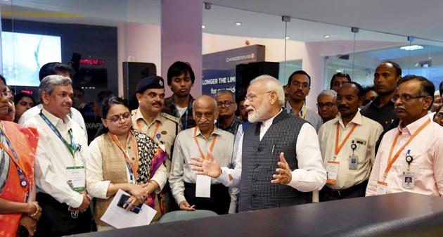 Chandrayaan 2: PM Modi was back in the operations room on Saturday morning to give the scientists a pep talk to lift their morale and underscore the many achievements of the space scientists(PTI)