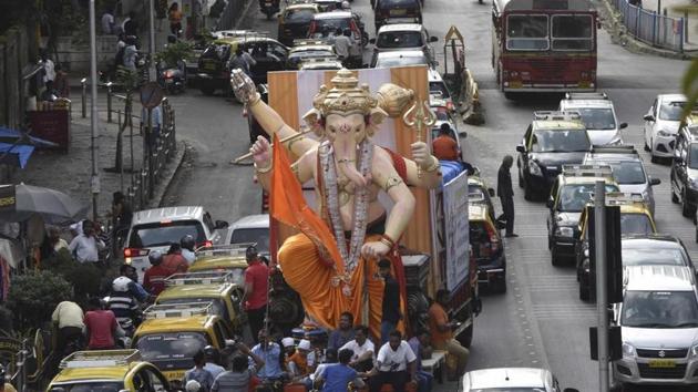 For the convenience of commuters, Central Railway (CR) and Western Railway (WR) will run 36 additional services this weekend and on September 12, the last day of Ganpati Visarjan.(Anshuman Poyrekar/HT Photo)