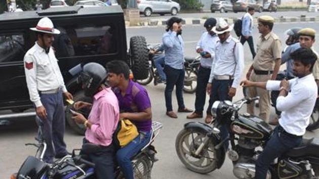 Shiv Sena mouthpiece Saamna editorial said it was not against the new traffic laws, but against levy of steep fines.(HT Photo) Shiv Sena mouthpiece Saamna editorial said it was not against the new traffic laws, but against levy of steep fines.(HT Photo)
