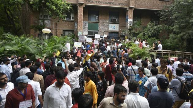 Supporters of a candidate shout slogans during voting day of the Jawaharlal Nehru University Students’ Union elections at the university campus in New Delhi, India, on Friday (Biplov Bhuyan/HT PHOTO) Supporters of a candidate shout slogans during voting day of the Jawaharlal Nehru University Students’ Union elections at the university campus in New Delhi, India, on Friday (Biplov Bhuyan/HT PHOTO)