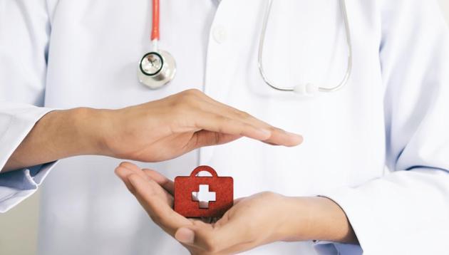 The State Consumer Disputes Redressal Commission (SCDRC) has directed a Belapur doctor to pay ₹5 lakh with 9% interest to a patient’s family, for failing to take care of the patient after he underwent a knee-replacement surgery 11 years ago. (Getty Images/iStockphoto (Representative Image)) The State Consumer Disputes Redressal Commission (SCDRC) has directed a Belapur doctor to pay ₹5 lakh with 9% interest to a patient’s family, for failing to take care of the patient after he underwent a knee-replacement surgery 11 years ago. (Getty Images/iStockphoto (Representative Image))