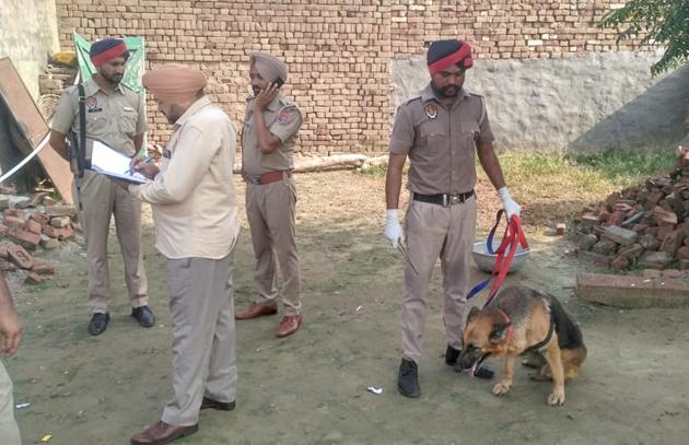 Police investigating the woman’s murder at Jagraon in Ludhiana on Saturday. (HT Photo) Police investigating the woman’s murder at Jagraon in Ludhiana on Saturday. (HT Photo)
