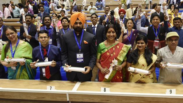 Awardees pose for a picture after being conferred the National Award to Teachers by President Ram Nath Kovind on Teachers’ Day, at Vigyan Bhawan, in New Delhi. (Vipin Kumar / HT Photo) Awardees pose for a picture after being conferred the National Award to Teachers by President Ram Nath Kovind on Teachers’ Day, at Vigyan Bhawan, in New Delhi. (Vipin Kumar / HT Photo)