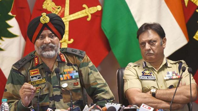 General Officer Commanding (GOC) of the Srinagar-based 15 Corps Lt Gen Kanwal Jeet Singh Dhillon and Additional Director General of Police Munir Khan during a joint press conference linked to the capture of two allegedly Pakistani citizens affiliated to Lashkar-e-Taiba, at an army headquarter in Srinagar, Jammu and Kashmir. (Waseem Andrabi / HT Photo) General Officer Commanding (GOC) of the Srinagar-based 15 Corps Lt Gen Kanwal Jeet Singh Dhillon and Additional Director General of Police Munir Khan during a joint press conference linked to the capture of two allegedly Pakistani citizens affiliated to Lashkar-e-Taiba, at an army headquarter in Srinagar, Jammu and Kashmir. (Waseem Andrabi / HT Photo)