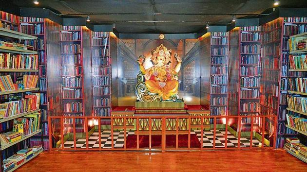 Mohanapuram Ganeshotsav Mandal at Mohanpuram Complex, Ambarnath, has designed a book-themed mandal this year. The arrangement has 3,000 books and an eco-friendly idol.(rishikesh choudhary/ht photo)