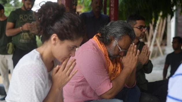 Taapsee Pannu with Anubhav Sinha as they begin work on their next film.(Twitter)