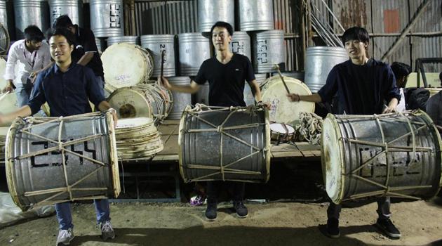 Japanese students take part in Puneri dhol pathak - Hindustan Times