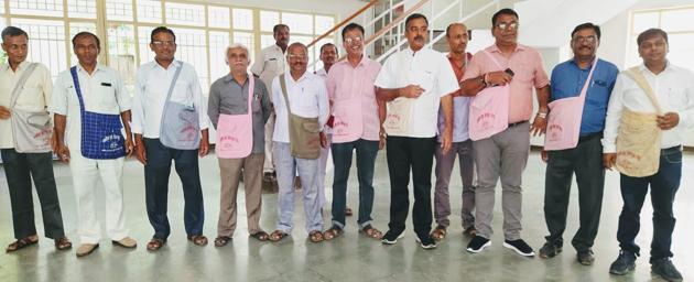 Officials of Banda district administration carrying cloth bags made by the volunteers of a self-help group. (sourced) Officials of Banda district administration carrying cloth bags made by the volunteers of a self-help group. (sourced)