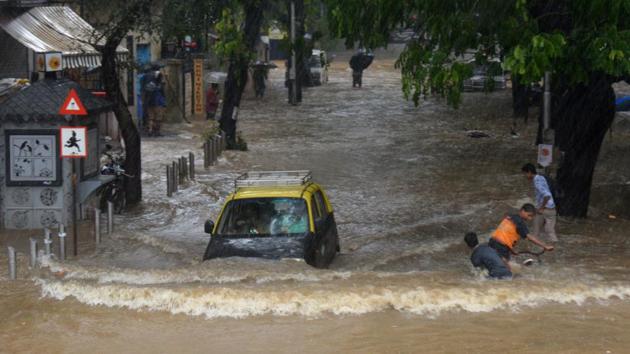 The city witnessed widespread heavy showers on Saturday, even as the weather bureau’s Doppler weather radar remained dysfunctional for the third consecutive day.(Photo by Bhushan Koyande/HT)