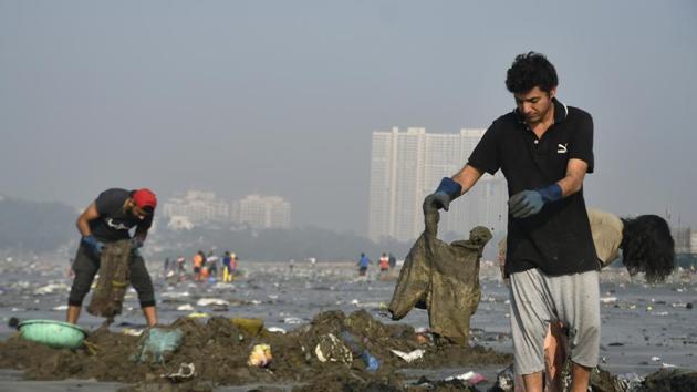 The state’s coastal authority recently rejected a proposal to beautify Versova beach for the third time, citing concerns of environmental destruction.(HT PHOTO)