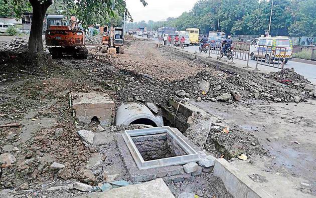 The PMC has begun the work on the drainage line in Katraj.(Ravindra Joshi/HT PHOTO)