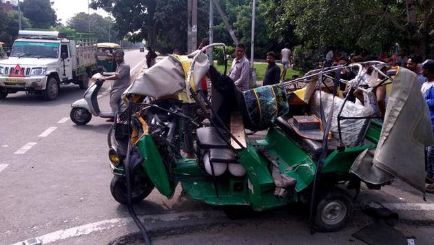 The mangled remains of the auto-rickshaw after the accident at the Sector 70/71 and Phase 7/3B2 traffic lights in Mohali on Sunday. (Keshav Singh/HT) The mangled remains of the auto-rickshaw after the accident at the Sector 70/71 and Phase 7/3B2 traffic lights in Mohali on Sunday. (Keshav Singh/HT)