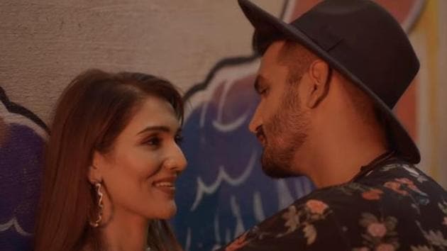 Tina Ahuja and Gajendra Verma in the Milo Na Tum music video.