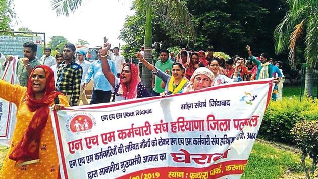 Around 3,000 workers under the National Health Mission (NHM) in Haryana held a protest outside the chief minister’s residence in Karnal. The protests are likely to continue today.(Sourced)