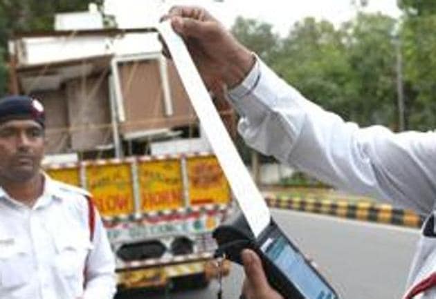 The driver paid the penalty of Rs 1,41,700, at Rohini court on Monday. (Arvind Yadav/HT PHOTO) The driver paid the penalty of Rs 1,41,700, at Rohini court on Monday. (Arvind Yadav/HT PHOTO)