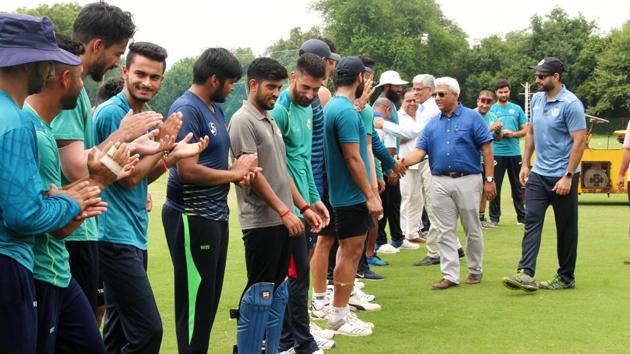 Former cricketes and coach Irfan Pathan spends time with J&K domestic cricket team.(PTI)