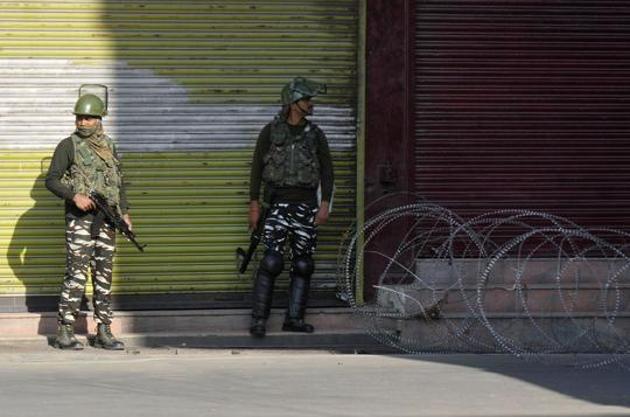 Security personnel at a barricade during restrictions placed on movement on the occasion of Muharram, in Srinagar, Jammu and Kashmir, India on Tuesday, September 10, 2019.(Photo: Waseem Andrabi / Hindustan Times image for representation) Security personnel at a barricade during restrictions placed on movement on the occasion of Muharram, in Srinagar, Jammu and Kashmir, India on Tuesday, September 10, 2019.(Photo: Waseem Andrabi / Hindustan Times image for representation)