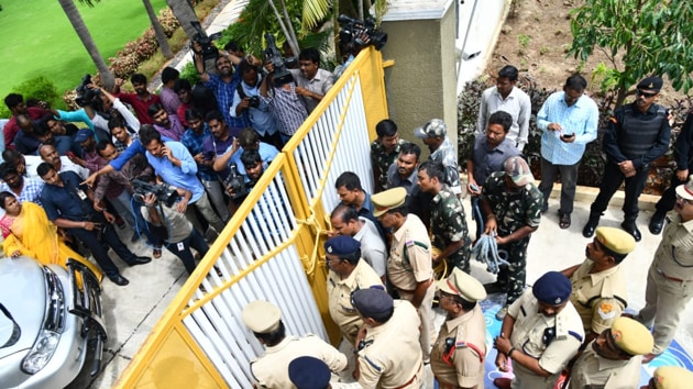 The police stopped Naidu and his son Lokesh, who is an MLC, when they were heading to Atmakur village in Palnadu region in Guntur district along with 127 families, who were allegedly assaulted and hounded out of the region by the ruling YSR Congress ranks last month.(HT Photo)