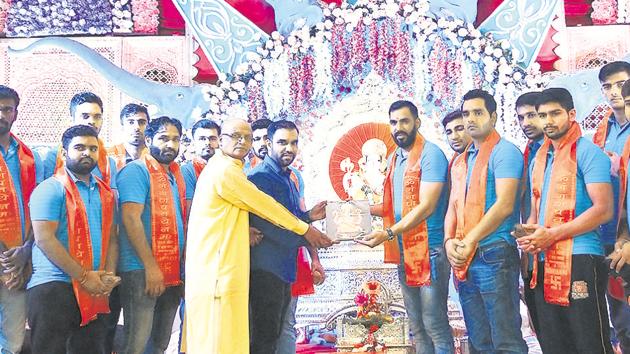 Puneri Paltan kabaddi team at the Kasba Ganpati mandap ahead of the home leg of PKL 7. (HT PHOTO) Puneri Paltan kabaddi team at the Kasba Ganpati mandap ahead of the home leg of PKL 7. (HT PHOTO)