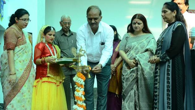 Director principal US Verma felicitated chief guest Dr TP Singh(HT)