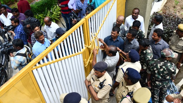 In this photo, cops can be seen closing the gates using ropes to prevent Chandrababu Naidu from going out in his car(HT Photo)