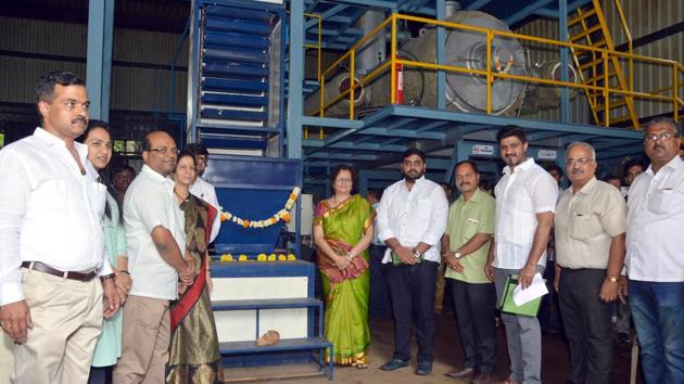 Mukta Tilak (green sari), Pune mayor, on Tuesday inaugurated Pune Municipal Corporation’s (PMC) first plastic-to-fuel project in the city at Ghole road. (HT PHOTO) Mukta Tilak (green sari), Pune mayor, on Tuesday inaugurated Pune Municipal Corporation’s (PMC) first plastic-to-fuel project in the city at Ghole road. (HT PHOTO)