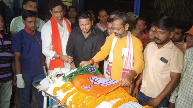 BJP supporters in Bengal’s West Birbhum district with the body of a party worker Swarup Gorai ahead of his cremation. (HT Correspondents) BJP supporters in Bengal’s West Birbhum district with the body of a party worker Swarup Gorai ahead of his cremation. (HT Correspondents)