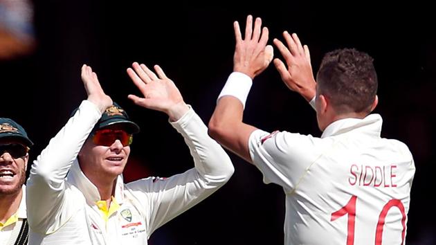 File image of Australia cricketer Steve Smith and Peter Siddle.(Action Images via Reuters)