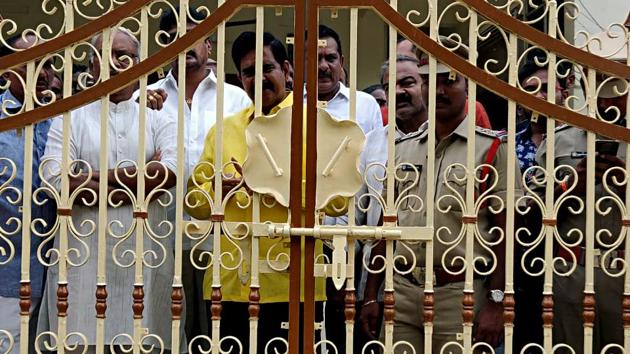 TDP workers gather at the residence of former CM of Andhra Pradesh N Chandrababu Naidu, as Police are not allowing them for 'Chalo Atmakur’ rally, in Amaravati on Wednesday.(ANI)