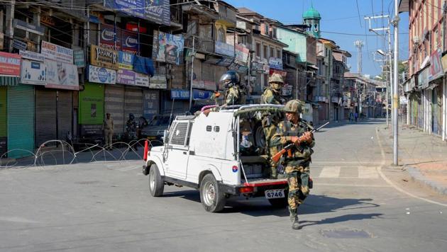 Security personnel stands guard at a road in Srinagar on Monday, September 9, 2019.(PTI)