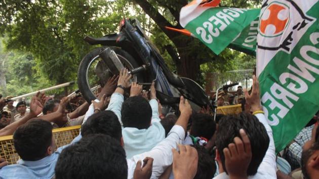 Youth Congress activists protests at Nitin Gadkari residents against the new Motor Vehicles Act. (HT Photo) Youth Congress activists protests at Nitin Gadkari residents against the new Motor Vehicles Act. (HT Photo)