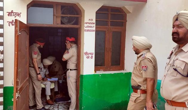 Police conducting raid at the illegal drug de-addiction centre, which was being run in the name of a Khalsa Welfare Foundation, at Panjoli Khurd village in Fatehgarh Sahib on Thursday.(HT PHOTO)