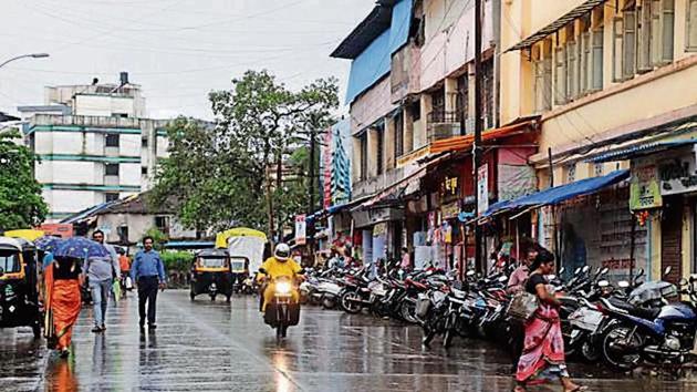 After numerous complaints, the traffic police have decided to implement a parking plan on the stretch and unclog the road.(HT image) After numerous complaints, the traffic police have decided to implement a parking plan on the stretch and unclog the road.(HT image)
