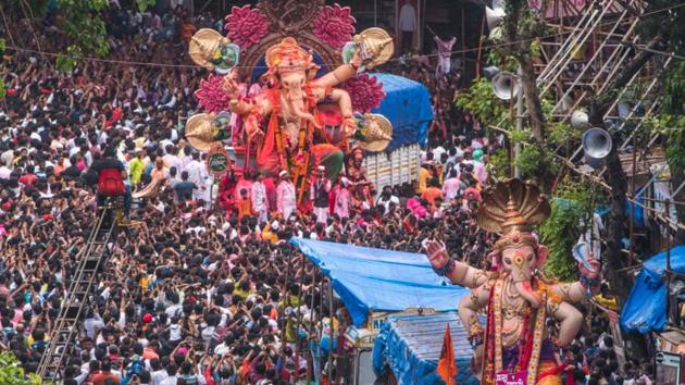 Devotees take part in a procession to immerse idols of elephant-headed Hindu god Ganesha in the Arabian Sea, marking the end of the 10-day long Ganesh Chaturthi festival at Lalbaugh in Mumbai.(HT Photo by Pratik Chorge)