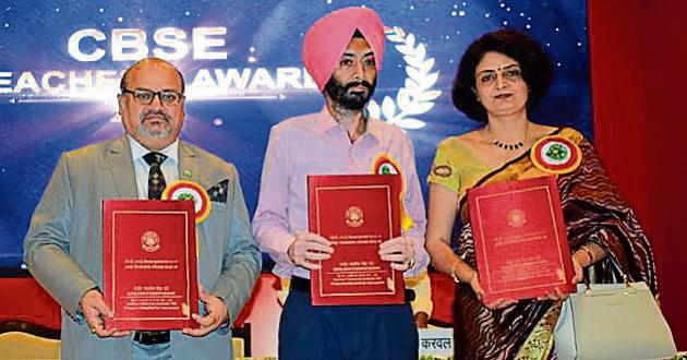 (From left) The winners, Paramjeet Singh, Rajinder Singh Kamboj, and Jyotika Guleria, at the award ceremony in Delhi.(HT Photo)