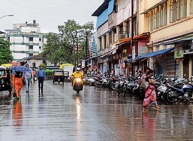 Gokhale Road, SV Road, LBS Road, New Link Road and Maharshi Karve Road were listed as no-parking zones on September 1, but the BMC is not taking strict action against offenders owing to the festive season.(HT image)