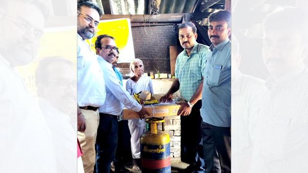 Bharat Petroleum Corporation Limited, Coimbatore wrote about issuing an LPG connection for Kamalathal.(Twitter/@BPCLCoimbatore)