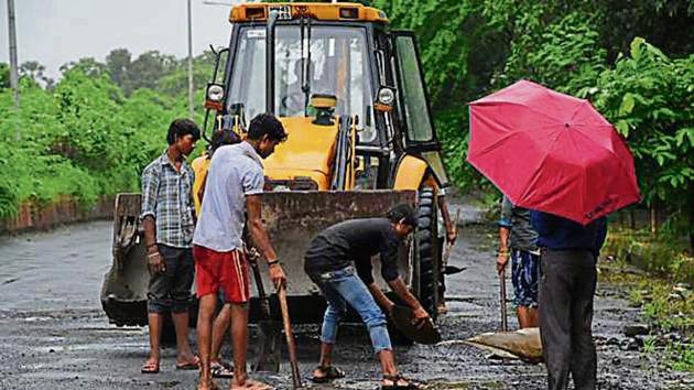 In the past few months, the residents’ association of Kharghar wrote five letters to Cidco, requesting them to fix the potholes, but Cidco only gave false promises.(HT image)