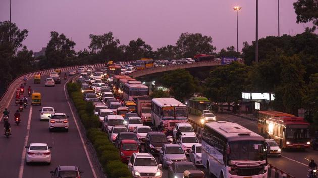 A view of heavy traffic at Lajpat Nagar, in New Delhi.(Amal KS/ Hindustan times)