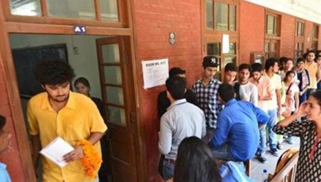 The students queue up to cast their vote during the Delhi University Students Union (DUSU) Election at Hans Raj College in North Campus in New Delhi.(Sushil Kumar/HT PHOTO) The students queue up to cast their vote during the Delhi University Students Union (DUSU) Election at Hans Raj College in North Campus in New Delhi.(Sushil Kumar/HT PHOTO)