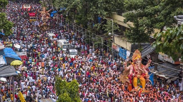 Today on the occasion of ‘Anant Chaturdashi,’ devotees bid farewell to Lord Ganesha. The Lalbaughcha Raja procession, passing Lalbaugh here, attracts perhaps the largest number of devotees, celebrating the deity’s journey to the Arabian Sea in Mumbai. (Pratik Chorge / HT Photo) 