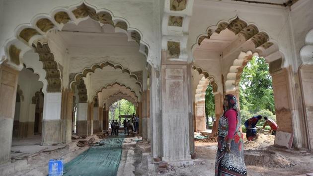 The whitewash on the arches and ceilings was removed to expose Mughal paintings. During the conservation, the ASI found evidence of the Mughal-era ‘Nahr-i-Bahisht’ (canal of paradise), here. It is known to have flowed through all the buildings inside the Red Fort and drained into the moat. It provided a continuous supply of water through the gardens and the interiors and acted as an air-conditioner. (Burhaan Kinu / HT Photo) The whitewash on the arches and ceilings was removed to expose Mughal paintings. During the conservation, the ASI found evidence of the Mughal-era ‘Nahr-i-Bahisht’ (canal of paradise), here. It is known to have flowed through all the buildings inside the Red Fort and drained into the moat. It provided a continuous supply of water through the gardens and the interiors and acted as an air-conditioner. (Burhaan Kinu / HT Photo)